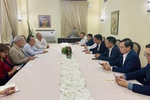 Sesión de trabajo entre la delegación del PCV y el miembro del Secretariado del Comité Central del Partido Comunista de Cuba y jefe del Departamento Ideológico, Rogelio Polanco Fuentes. (Fotografía: VNA)