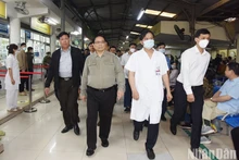 [Foto] Premier vietnamita inspecciona suministro de insumos médicos en hospitales capitalinos