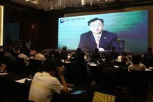Park Yun-kyu, viceministro de Ciencia y Tecnología Informática de Corea del Sur, participan en el foro de forma virtual. (Fotografía: VNA)