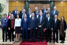 [Foto] Líder del PCV se reúne con científicos participantes en los Premios VinFuture
