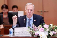 Ted Osius, presidente y director ejecutivo del USABC, habla en la reunión. (Fotografía: VNA)