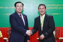 El presidente de la Asamblea Nacional de Vietnam, Vuong Dinh Hue (izquierda), recibió al vicegobernador de la provincia camboyana de Kampong Thom, Nhek Ban Kheng. (Fotografía: VNA)