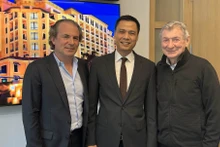 El embajador Dang Hoang Giang (medio) y los dos directivos de Rosen Partners LLC. (Fotografía: baoquocte.vn)
