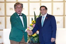 El primer ministro de Vietnam, Pham Minh Chinh, recibe al presidente del Comité de Crecimiento Verde y Neutralidad en Carbono de Corea del Sur, Kim Sang-huyp. (Fotografía: VNA)