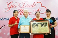 Le Dinh Luat y su familia. (Fotografía: Nhan Dan)