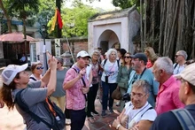 Turistas visitan el Templo de la Literatura en Hanói. (Fotografía: VNA)