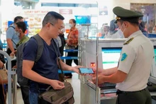 Un pasajero utiliza VNeID en el mostrador de seguridad del Aeropuerto Internacional de Noi Bai. (Fotografía: VNA)