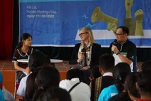 La embajadora sueca, Ann Måwe, se une a los estudiantes de la escuela primaria y secundaria de A Tuc, en Quang Tri, en una actividad divulgativa contra el matrimonio infantil, precoz y forzado. (Foto cortesía de la Embajada de Suecia en Vietnam)