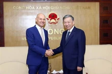 El ministro de Seguridad Pública de Vietnam, general To Lam (derecha), y el nuevo embajador de los Países Bajos en Vietnam, Kees van Baar. (Fotografía: VNA)