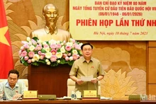 El presidente de la Asamblea Nacional de Vietnam, Vuong Dinh Hue, dirige la reunión. (Fotografía: Nhan Dan)