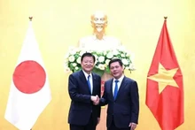 El ministro vietnamita de Industria y Comercio, Nguyen Hong Dien, y el ministro japonés encargado del Tratado Integral y Progresista de Asociación Transpacífico (CPTPP), Shindo Yoshitaka. (Fotografía: congthuong.vn)