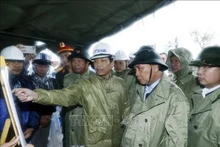 El presidente de Vietnam, Nguyen Xuan Phuc, inspecciona las tareas de prevención y control de tormentas e inundaciones en Da Nang. (Fotografía: VNA)