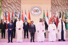 El Príncipe Heredero de Arabia Saudita, Mohammad bin Salman, recibe al primer ministro Pham Minh Chinh y a los jefes de delegaciones. (Fotografía: VNA)