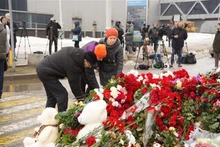 Rinden homenaje a las personas fallecidas en el ataque terrorista. (Fotografía: VNA)
