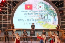 Una de las actuaciones en un evento de intercambio cultural entre los dos países. (Fotografía: VNA)