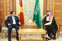 El primer ministro de Vietnam, Pham Minh Chinh, sostiene conversaciones con el príncipe heredero y primer ministro de Arabia Saudí, Mohammed bin Salman Bin Abdulaziz Al Saud. (Fotografía: VNA)