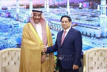 El primer ministro de Vietnam, Pham Minh Chinh, y el ministro de Industria y Minerales de Arabia Saudí, Bandar Ibrahim Al-Khorayef. (Fotografía: VNA)