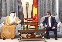 El primer ministro de Vietnam, Pham Minh Chinh, y el ministro de Inversiones de Arabia Saudí, Khalid bin Abdulaziz Al-Falih. (Fotografía: VNA)