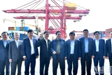 El primer ministro Pham Minh Chinh visita la empresa THACO. (Fotografía: Nhan Dan)