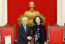 La miembro del Buró Político, permanente del Secretariado del Comité Central del Partido Comunista de Vietnam, y jefa de su Comisión de Organización, Truong Thi Mai, recibe al presidente de la Cámara de Consejeros de Japón, Otsuji Hidehisa. (Fotografía: VNA)