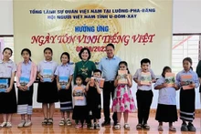 Kieu Thi Hang Phuc, consulesa general de Vietnam en Luang Prabang, entrega obsequios a los estudiantes vietnamitas. (Fotografía: VNA)