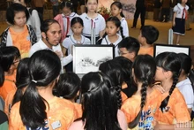 El programa atrae a un gran número de estudiantes interesados en conocer los valores culturales de Da Nang. (Fotografía: Nhan Dan)