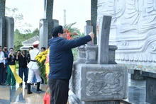 El primer ministro Pham Minh Chinh rinde homenaje en el Cementerio de Mártires de guerra en la provincia de Quang Nam. (Fotografía: Nhan Dan)