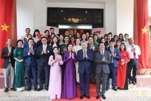 El secretario general del Partido Comunista de Vietnam, To Lam, y su esposa se reúnen con representantes de la comunidad vietnamita en Malasia. (Fotografía: VNA)