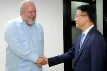 El primer ministro de Cuba, Manuel Marrero Cruz, y el ministro de Justicia de Vietnam, Le Thanh Long. (Fotografía: VNA)