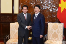 El presidente de Vietnam, Luong Cuong (derecha), recibe a Sugi Ryotaro, exembajador especial de las relaciones Vietnam-Japón. (Fotografía: Nhan Dan)