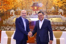 El presidente del Comité Popular de Hanói, Tran Sy Thanh (derecha), y el saliente embajador de Italia, Antonio Alessandro. (Fotografía: hanoimoi.com.vn)