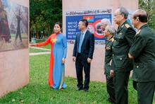 Veteranos de guerra visitan la exposición. (Fotografía: Nhan Dan)
