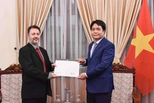 El jefe del Departamento de Protocolo del Ministerio de Relaciones Exteriores de Vietnam, Nguyen Viet Dung, recibe copias de las credenciales del nuevo embajador de Pakistán, Kohdayar Marri. (Fotografía: baoquocte.vn)