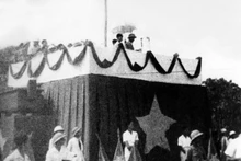 El 2 de septiembre de 1945, en la plaza de Ba Dinh en Hanoi, el Presidente Ho Chi Minh leyó solemnemente la Declaración de Independencia. (Foto de archivo)