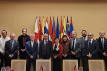 El embajador de Hanói en París, Dinh Toan Thang, y miembros de la Asociación Médica Franco-Vietnamita. (Fotografía: VNA)