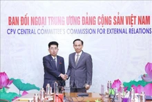 El miembro del Secretariado del Comité Central del Partido Comunista de Vietnam y jefe de su Comisión de Relaciones Exteriores, Le Hoai Trung, y Kim Song Nam, miembro suplente del Buró Político del Partido de Trabajadores de Corea del Norte (PTC) y director del Departamento Internacional del Comité Central del PTC. (Fotografía: VNA)