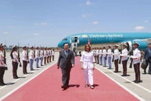 Acto de bienvenida al presidente de la Asamblea Nacional de Vietnam, Vuong Dinh Hue, en el Aeropuerto José Martí. (Fotografía: VNA)
