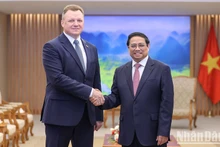 El primer ministro de Vietnam, Pham Minh Chinh (derecha), y el ministro de Situaciones de Emergencia de Bielorrusia, Vadim Sinyavsky. (Fotografía: Nhan Dan)