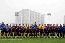 Representantes de la Federación de Fútbol de Vietnam se reúnen con el equipo femenino sub-20 de Vietnam antes de la final del Campeonato Asiático de Fútbol Femenino Sub-20. (Fotografía: vff.org.vn)