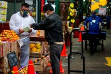 La gente hace compras en un mercado en Lima, la capital peruana. (Fotografía: Bloomberg)