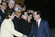 El presidente Vo Van Thuong saluda a los delegados de la undécima Conferencia regional Asia-Pacífico de la Federación Internacional de Sociedades de la Cruz Roja y de la Media Luna Roja. (Fotografía: VNA)