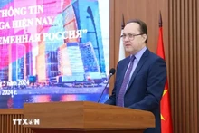 El embajador de Moscú en Hanói, Gennady Stepanovich Bezdetko, habla en el evento. (Fotografía: VNA)