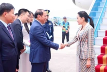 La primera ministra de Tailandia, Paetongtarn Shinawatra, es recibida en el aeropuerto internacional de Noi Bai, en Hanói, por el ministro de Cultura, Deportes y Turismo, Nguyen Van Hung. (Fotografía: VNA)