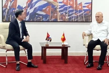El miembro del Buró Político y secretario de Organización del Comité Central del Partido Comunista de Cuba, Roberto Morales Ojeda, recibe al presidente de la Unión de Agricultores Vietnamitas, Luong Quoc Doan. (Fotografía: baoquocte.vn)