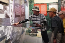 Visitantes en la exposición. (Fotografía: VNA)