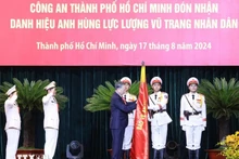 El secretario general del Partido y presidente de Vietnam, To Lam, condecora a la Seguridad Pública de Ciudad Ho Chi Minh con el título del Héroe de las Fuerzas Armadas Populares. (Fotografía: VNA)