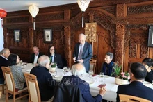 El embajador vietnamita en Suiza, Phung The Long, en el encuentro. (Fotografía: VNA)
