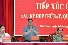 El primer ministro de Vietnam, Pham Minh Chinh (de pie), en la reunión. (Fotografía: VNA)