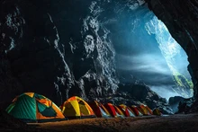 Turistas hacen campamentos en la cueva de Son Doong. (Fotografía: Oxalis)