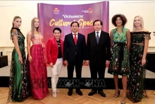 El canciller vietnamita, Bui Thanh Son (centro); el viceministro de Cultura, Deportes y Turismo Ta Quang Dong (tercero desde la derecha); La Hong (tercero desde la izquierda) y modelos de un desfile de Ao Dai en el Día de Vietnam en Austria. (Fotografía: VNA)